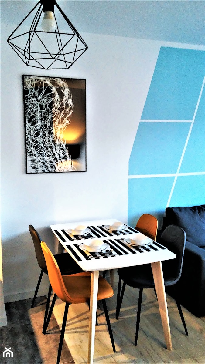 Realizacja w Promenadach Wrocławskich – mieszkanie na wynajem. - Mała biała niebieska jadalnia w salonie, styl nowoczesny - zdjęcie od DekoDeko