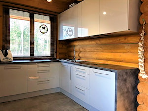 Realizacja projektu kuchni w domu z bali - Średnia zamknięta z kamiennym blatem z zabudowaną lodówką z nablatowym zlewozmywakiem kuchnia w kształcie litery l z oknem, styl nowoczesny - zdjęcie od DekoDeko