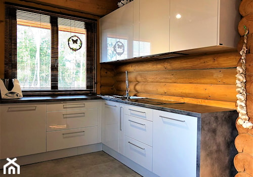 Realizacja projektu kuchni w domu z bali - Średnia zamknięta z kamiennym blatem z zabudowaną lodówką z nablatowym zlewozmywakiem kuchnia w kształcie litery l z oknem, styl nowoczesny - zdjęcie od DekoDeko