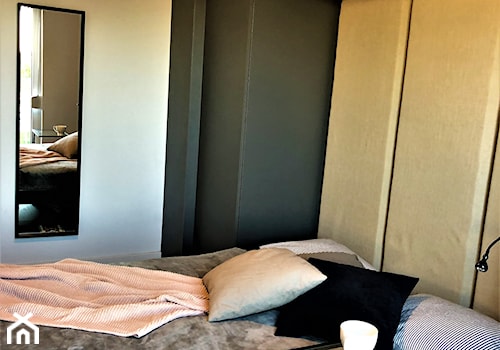 Pakowna i szykowna mała sypialnia - realizacja projektu na Lipie Piotrowskiej - Mała czarna szara sypialnia, styl nowoczesny - zdjęcie od DekoDeko