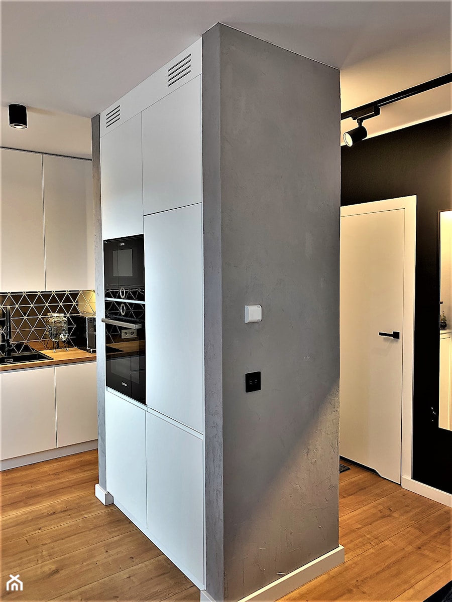 Niewielki dom na Maślicach - realizacja projektu - Średnia zamknięta czarna szara z zabudowaną lodówką z lodówką wolnostojącą z nablatowym zlewozmywakiem kuchnia jednorzędowa, styl nowoczesny - zdjęcie od DekoDeko