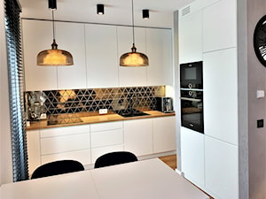 Niewielki dom na Maślicach - realizacja projektu - Średnia otwarta biała szara z zabudowaną lodówką z lodówką wolnostojącą z nablatowym zlewozmywakiem kuchnia w kształcie litery l z oknem, styl nowoczesny - zdjęcie od DekoDeko