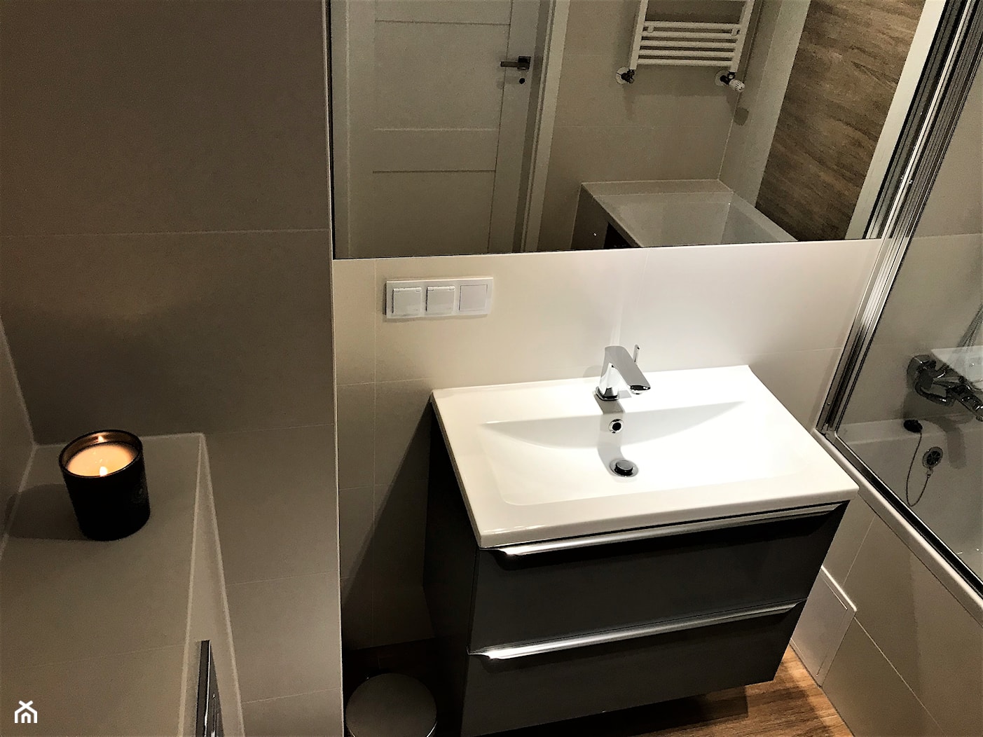 Realizacja projektu - Nowe Żerniki WUWA2 - łazienka - Mała na poddaszu bez okna z lustrem łazienka, styl nowoczesny - zdjęcie od DekoDeko - Homebook