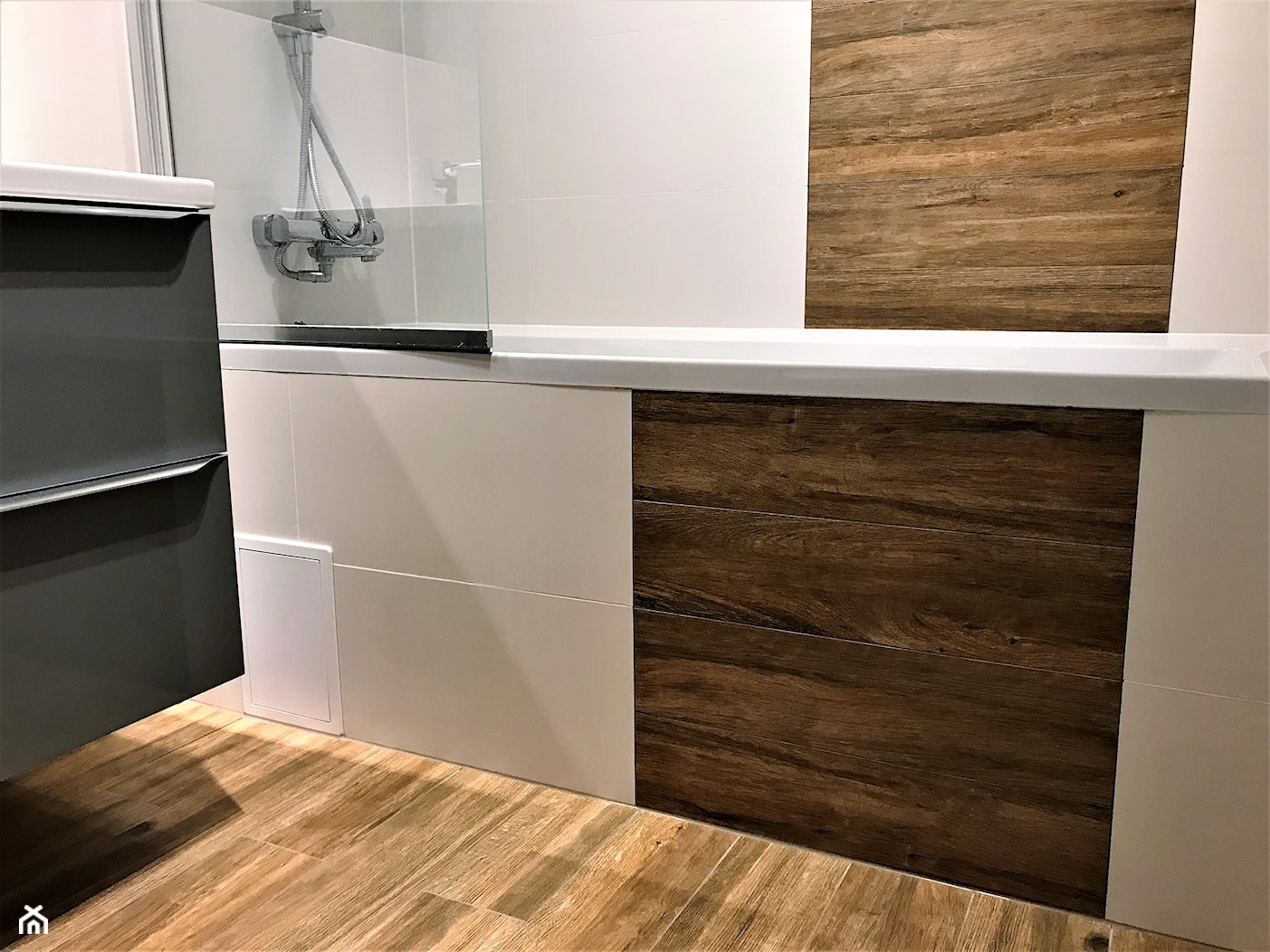 Realizacja projektu - Nowe Żerniki WUWA2 - łazienka - Mała na poddaszu bez okna łazienka, styl nowoczesny - zdjęcie od DekoDeko - Homebook