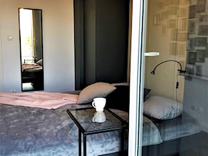 Pakowna i szykowna mała sypialnia - realizacja projektu na Lipie Piotrowskiej - Mała czarna szara sypialnia, styl nowoczesny - zdjęcie od DekoDeko