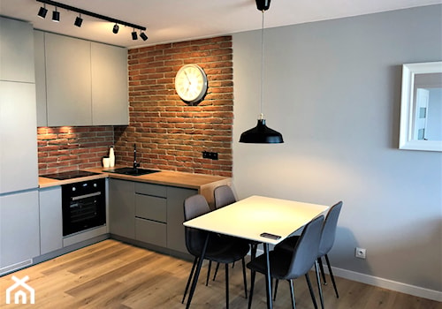 Realizacja - oryginalne mieszkanie na wynajem - Średnia szara jadalnia w kuchni, styl nowoczesny - zdjęcie od DekoDeko