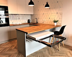 Realizacja - kuchnia na Nowych Żernikach - Średnia z salonem biała z zabudowaną lodówką z podblatowy ... - zdjęcie od DekoDeko - Homebook