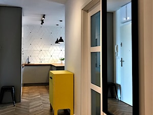 Realizacja na Nowych Żernikach, 3 p. 54 m2 - salon - Duży biały czarny hol / przedpokój, styl skandynawski - zdjęcie od DekoDeko