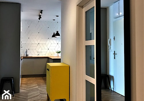 Realizacja na Nowych Żernikach, 3 p. 54 m2 - salon - Duży biały czarny hol / przedpokój, styl skandynawski - zdjęcie od DekoDeko