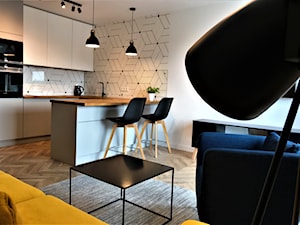 Realizacja na Nowych Żernikach, 3 p. 54 m2 - salon - Mała otwarta z salonem biała z zabudowaną lodówką z podblatowym zlewozmywakiem kuchnia w kształcie litery u, styl nowoczesny - zdjęcie od DekoDeko