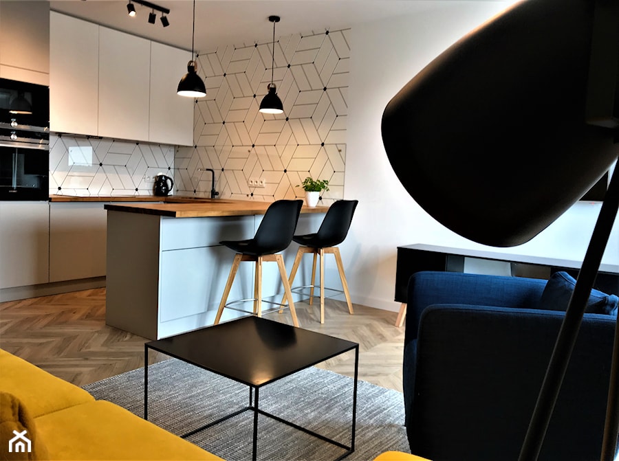 Realizacja na Nowych Żernikach, 3 p. 54 m2 - salon - Mała otwarta z salonem biała z zabudowaną lodówką z podblatowym zlewozmywakiem kuchnia w kształcie litery u, styl nowoczesny - zdjęcie od DekoDeko