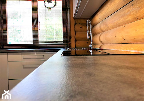 Realizacja projektu kuchni w domu z bali - Mała zamknięta z kamiennym blatem z zabudowaną lodówką z nablatowym zlewozmywakiem kuchnia w kształcie litery l z oknem, styl nowoczesny - zdjęcie od DekoDeko