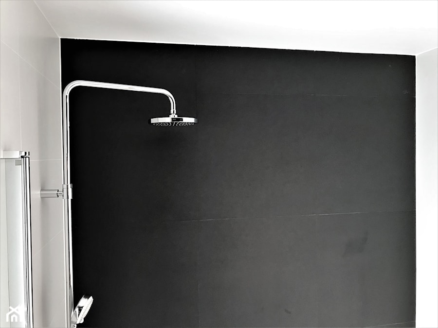 Realizacja - łazienka ascetyczno-magiczna na Nowych Żernikach - Mała na poddaszu bez okna łazienka, styl nowoczesny - zdjęcie od DekoDeko