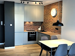 Realizacja - oryginalne mieszkanie na wynajem - Średni biały czarny szary salon z kuchnią z jadalnią, styl nowoczesny - zdjęcie od DekoDeko