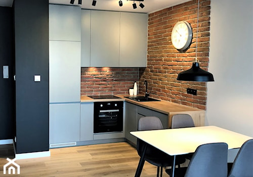 Realizacja - oryginalne mieszkanie na wynajem - Średni biały czarny szary salon z kuchnią z jadalnią, styl nowoczesny - zdjęcie od DekoDeko