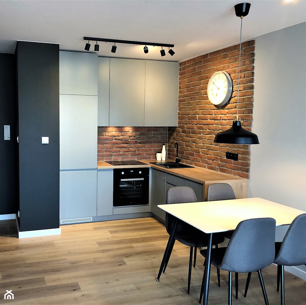 Realizacja - oryginalne mieszkanie na wynajem - Średni biały czarny szary salon z kuchnią z jadalnią ... - zdjęcie od DekoDeko - Homebook