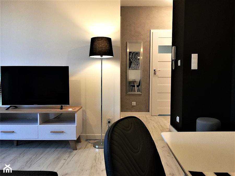 Realizacja w Promenadach Wrocławskich – mieszkanie na wynajem. - Średni biały czarny salon, styl nowoczesny - zdjęcie od DekoDeko