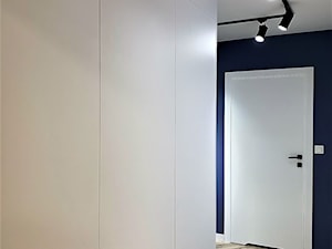 Domowe designerskie laboratorium. Realizacja projektu na wrocławskim Gaju - Średni czarny hol / przedpokój, styl nowoczesny - zdjęcie od DekoDeko