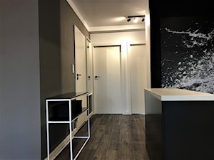 Przytulna elegancja - realizacja projektu salonu z kuchnią na Lipie Piotrowskiej - Średni biały czarny hol / przedpokój, styl nowoczesny - zdjęcie od DekoDeko