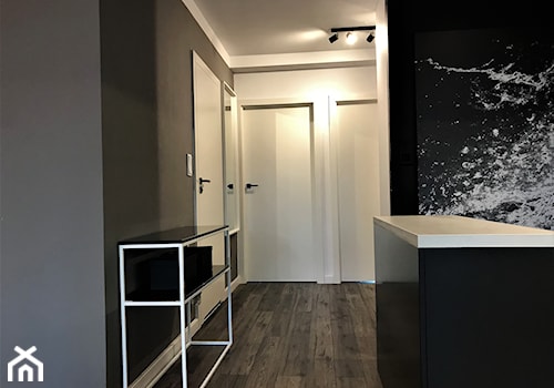 Przytulna elegancja - realizacja projektu salonu z kuchnią na Lipie Piotrowskiej - Średni biały czarny hol / przedpokój, styl nowoczesny - zdjęcie od DekoDeko