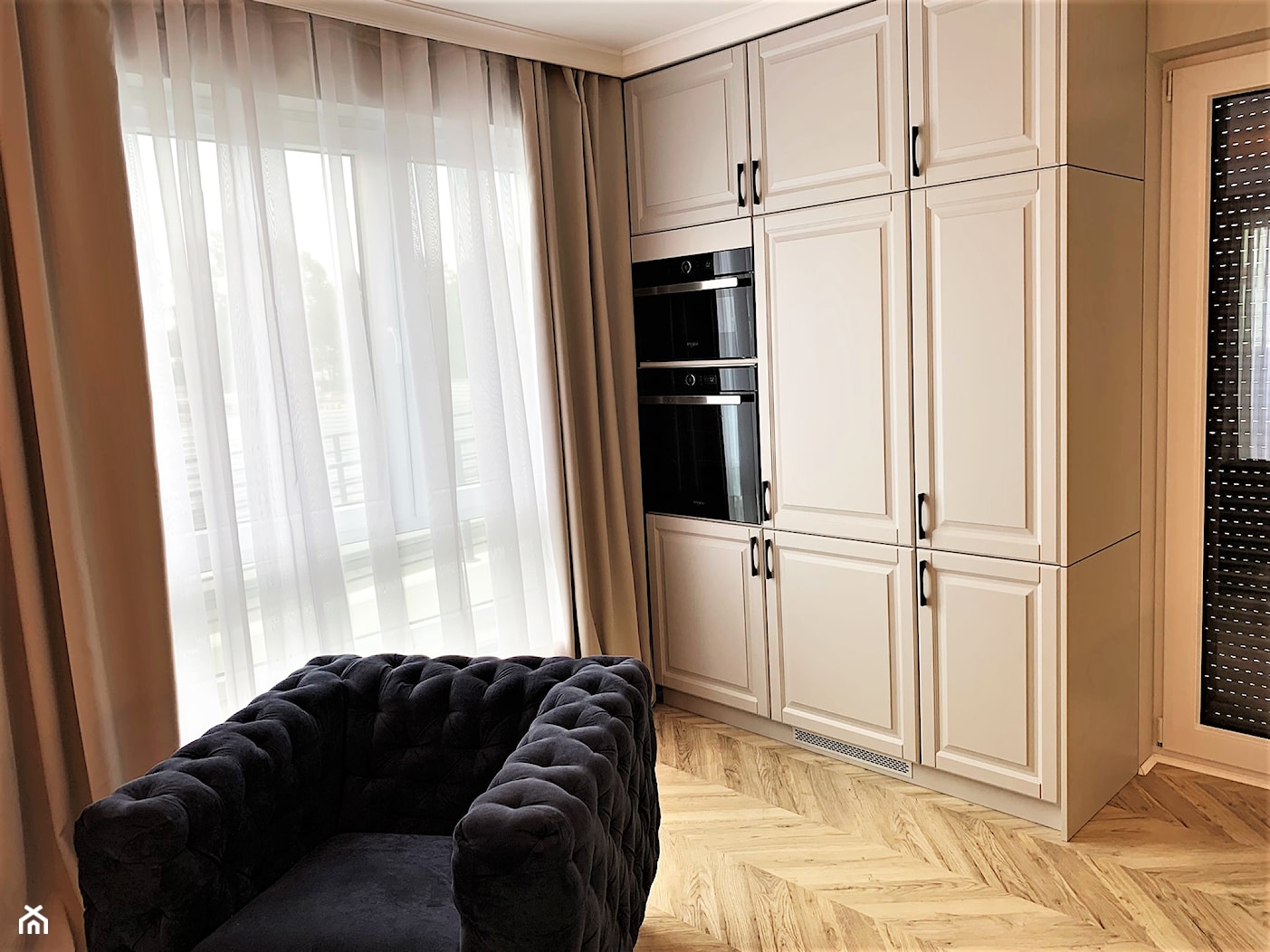 W amerykańskiem stylu - realizacja projektu we Wrocławiu - Mała zamknięta szara z zabudowaną lodówką kuchnia jednorzędowa z oknem, styl glamour - zdjęcie od DekoDeko - Homebook
