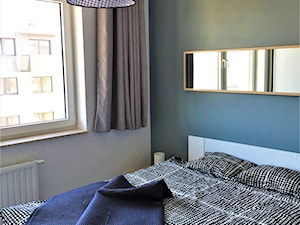 Realizacja w Promenadach Wrocławskich – mieszkanie na wynajem. - Mała biała czarna sypialnia, styl nowoczesny - zdjęcie od DekoDeko