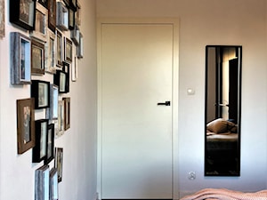 Pakowna i szykowna mała sypialnia - realizacja projektu na Lipie Piotrowskiej - Mała szara sypialnia, styl nowoczesny - zdjęcie od DekoDeko