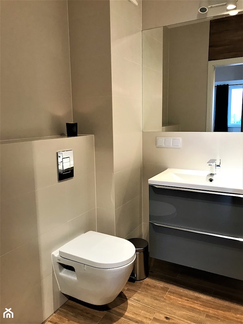 Realizacja projektu - Nowe Żerniki WUWA2 - łazienka - Mała na poddaszu bez okna z lustrem łazienka, styl nowoczesny - zdjęcie od DekoDeko - Homebook