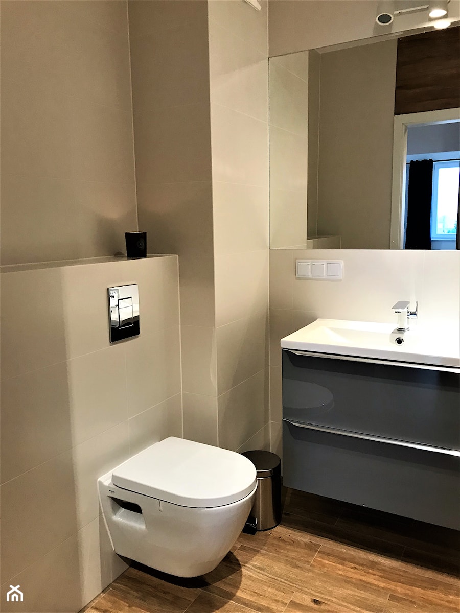 Realizacja projektu - Nowe Żerniki WUWA2 - łazienka - Mała na poddaszu bez okna z lustrem łazienka, styl nowoczesny - zdjęcie od DekoDeko