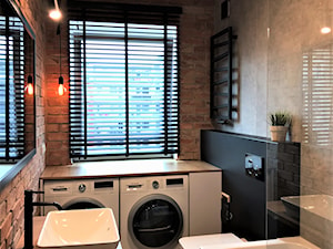 Mieszkanie z duszą w nowym bloku - realizacja projektu - Mała z pralką / suszarką z lustrem z punktowym oświetleniem łazienka z oknem, styl industrialny - zdjęcie od DekoDeko