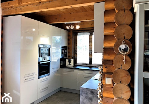 Realizacja projektu kuchni w domu z bali - Średnia otwarta z kamiennym blatem z zabudowaną lodówką z lodówką wolnostojącą kuchnia w kształcie litery u z oknem, styl nowoczesny - zdjęcie od DekoDeko