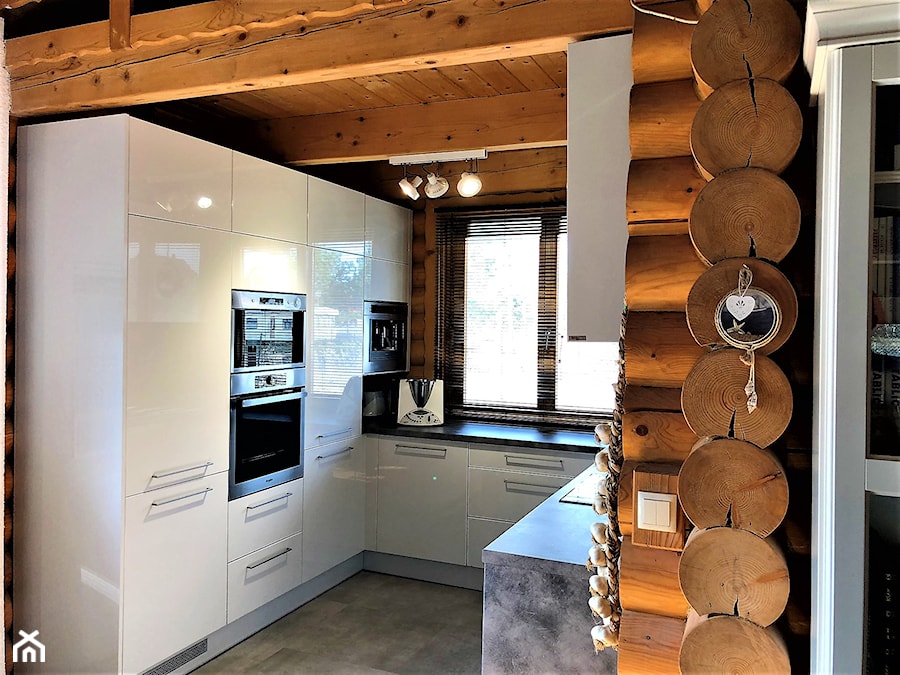Realizacja projektu kuchni w domu z bali - Średnia otwarta z kamiennym blatem z zabudowaną lodówką z lodówką wolnostojącą kuchnia w kształcie litery u z oknem, styl nowoczesny - zdjęcie od DekoDeko