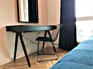 Realizacja - z perspektywy przedpokoju - Mała biała sypialnia, styl skandynawski - zdjęcie od DekoDeko