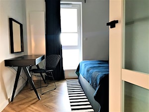 Realizacja - z perspektywy przedpokoju - Mała biała szara z biurkiem sypialnia, styl nowoczesny - zdjęcie od DekoDeko