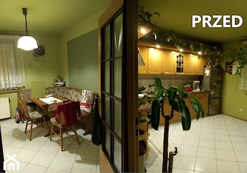 Kuchnia z roślinną tapetą i wielkim stołem - realizacja projektu - Średnia otwarta zielona z zabudowaną lodówką z lodówką wolnostojącą kuchnia w kształcie litery l z oknem, styl nowoczesny - zdjęcie od DekoDeko