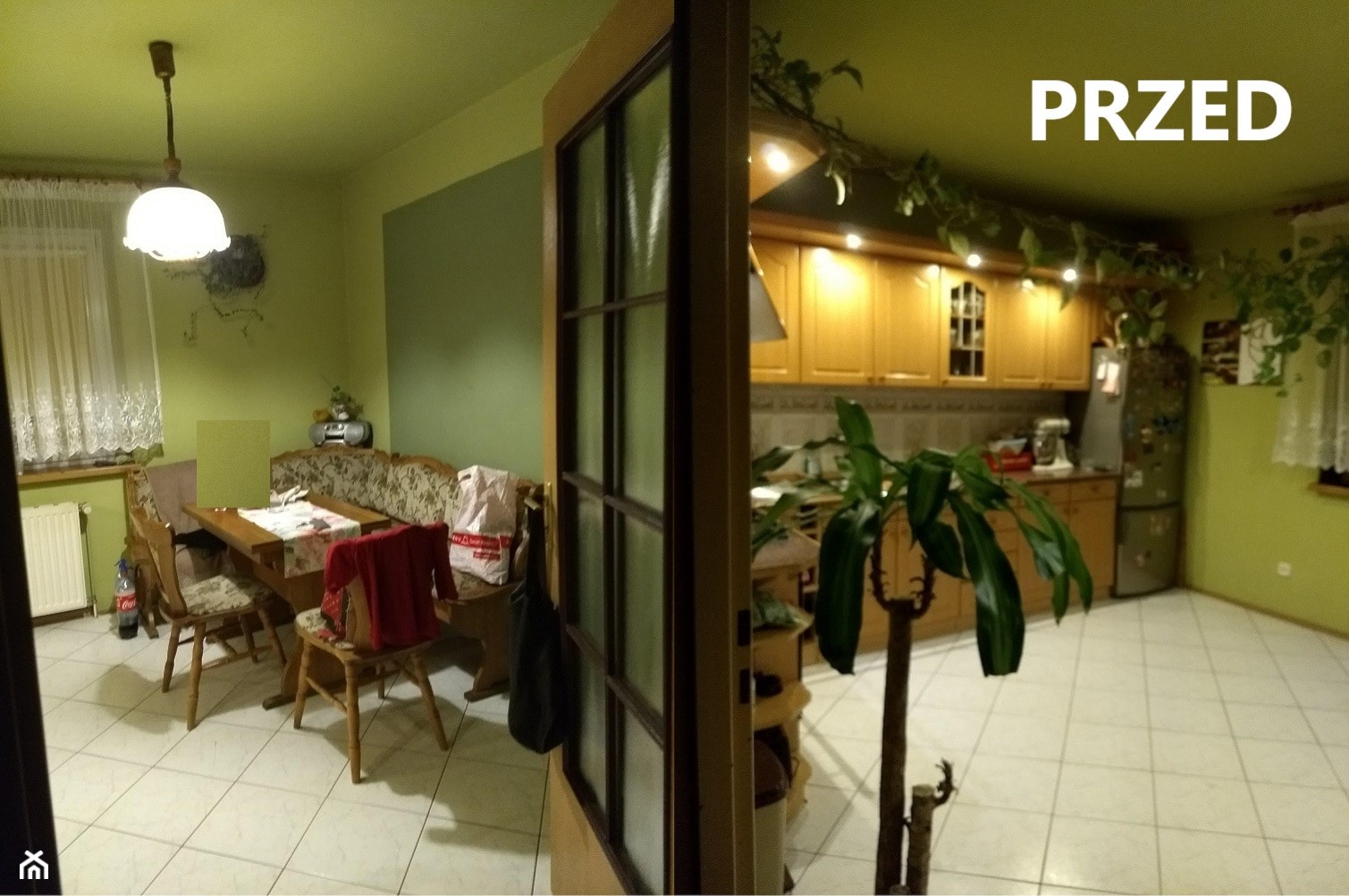 Kuchnia z roślinną tapetą i wielkim stołem - realizacja projektu - Średnia otwarta zielona z zabudowaną lodówką z lodówką wolnostojącą kuchnia w kształcie litery l z oknem, styl nowoczesny - zdjęcie od DekoDeko - Homebook