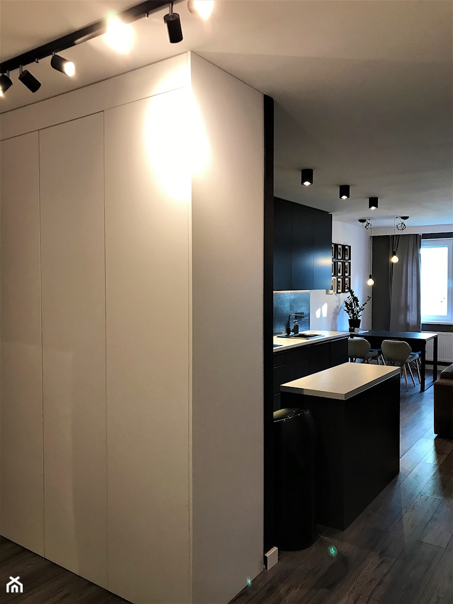Przytulna elegancja - realizacja projektu salonu z kuchnią na Lipie Piotrowskiej - Średni biały hol / przedpokój, styl nowoczesny - zdjęcie od DekoDeko