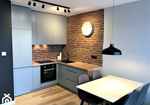Realizacja - oryginalne mieszkanie na wynajem - Mała z salonem brązowa z zabudowaną lodówką z podblatowym zlewozmywakiem kuchnia w kształcie litery l, styl nowoczesny - zdjęcie od DekoDeko