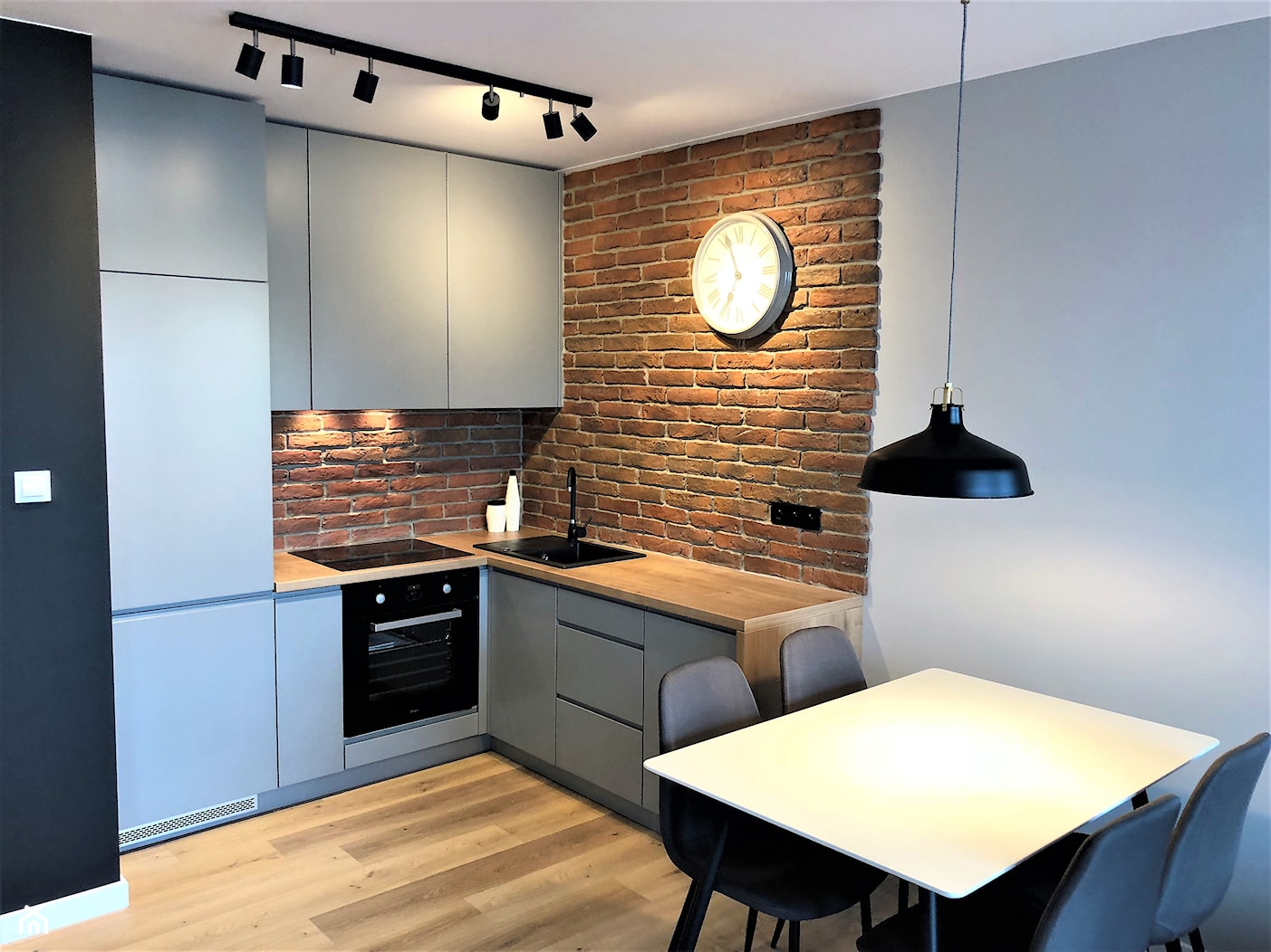 Realizacja - oryginalne mieszkanie na wynajem - Mała z salonem brązowa z zabudowaną lodówką z podbla ... - zdjęcie od DekoDeko - Homebook