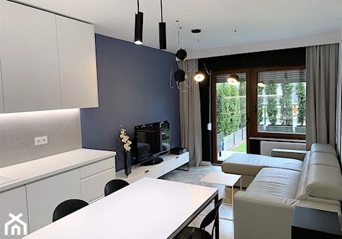 Domowe designerskie laboratorium. Realizacja projektu na wrocławskim Gaju - Mały niebieski salon z kuchnią z jadalnią z tarasem / balkonem, styl nowoczesny - zdjęcie od DekoDeko