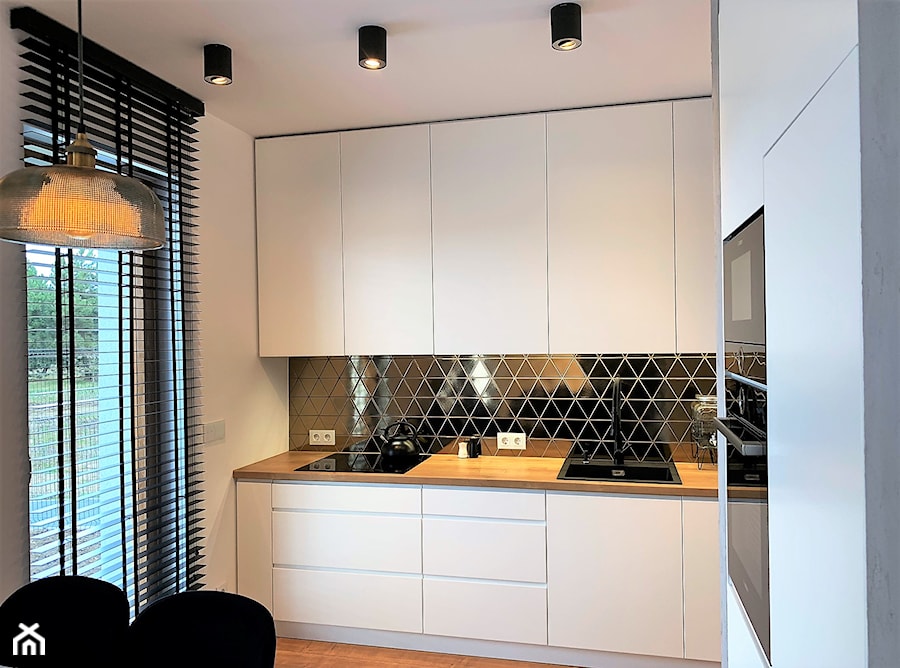 Niewielki dom na Maślicach - realizacja projektu - Mała otwarta z salonem biała czarna szara z zabudowaną lodówką z nablatowym zlewozmywakiem kuchnia w kształcie litery l z oknem, styl nowoczesny - zdjęcie od DekoDeko