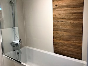Realizacja projektu - Nowe Żerniki WUWA2 - łazienka - Mała na poddaszu bez okna łazienka, styl nowoczesny - zdjęcie od DekoDeko