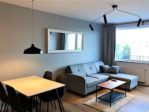 Realizacja - oryginalne mieszkanie na wynajem - Mała biała szara sypialnia, styl nowoczesny - zdjęcie od DekoDeko