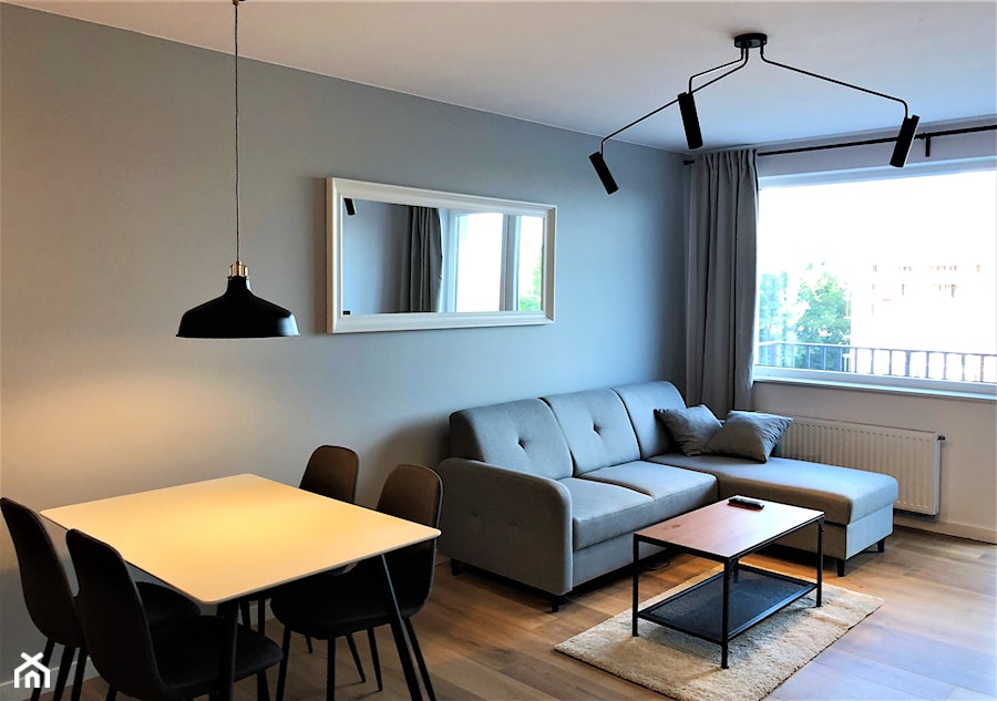 Realizacja - oryginalne mieszkanie na wynajem - Mała biała szara sypialnia, styl nowoczesny - zdjęcie od DekoDeko