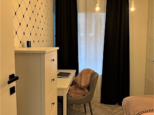 Domowe designerskie laboratorium. Realizacja projektu na wrocławskim Gaju - Mały biały pokój dziecka dla nastolatka dla chłopca dla dziewczynki, styl nowoczesny - zdjęcie od DekoDeko