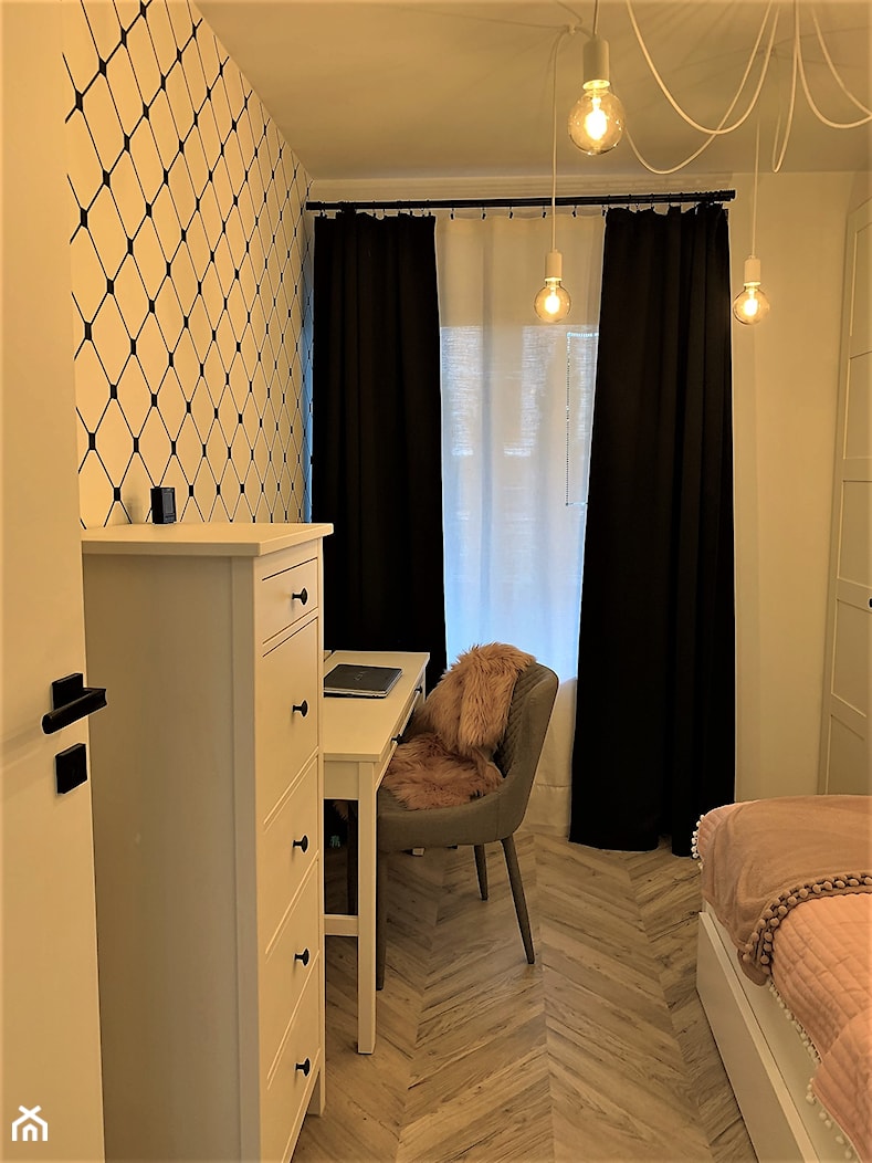 Domowe designerskie laboratorium. Realizacja projektu na wrocławskim Gaju - Mały biały pokój dziecka dla nastolatka dla chłopca dla dziewczynki, styl nowoczesny - zdjęcie od DekoDeko - Homebook