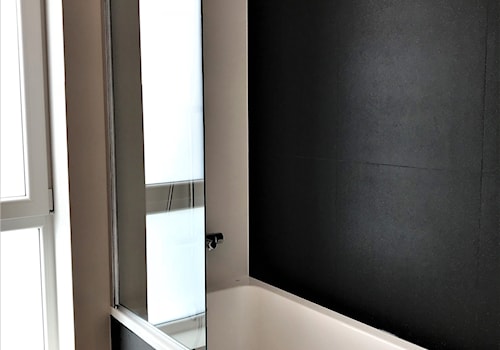 Realizacja - łazienka ascetyczno-magiczna na Nowych Żernikach - Mała na poddaszu łazienka z oknem, styl nowoczesny - zdjęcie od DekoDeko