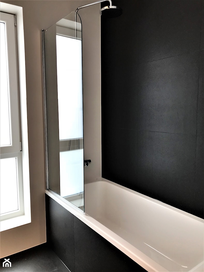 Realizacja - łazienka ascetyczno-magiczna na Nowych Żernikach - Mała na poddaszu łazienka z oknem, styl nowoczesny - zdjęcie od DekoDeko - Homebook