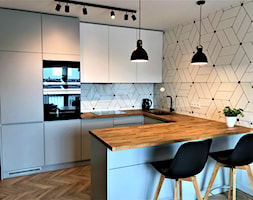 Realizacja - kuchnia na Nowych Żernikach - Średnia otwarta biała z zabudowaną lodówką z podblatowym ... - zdjęcie od DekoDeko - Homebook