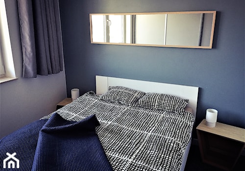 Realizacja w Promenadach Wrocławskich – mieszkanie na wynajem. - Mała niebieska szara sypialnia, styl nowoczesny - zdjęcie od DekoDeko